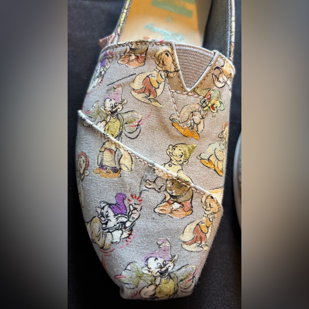 NEW TOMS x Disney Character Print Alpargata Slip On Flats Gray Women’s 7